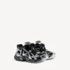 Men’s runner sneaker in black/silver